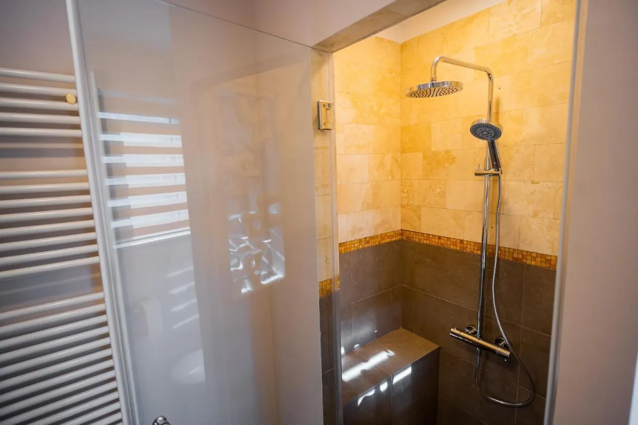 Victoriei Emerald & Pink Gems - Designer Apartments Bucharest