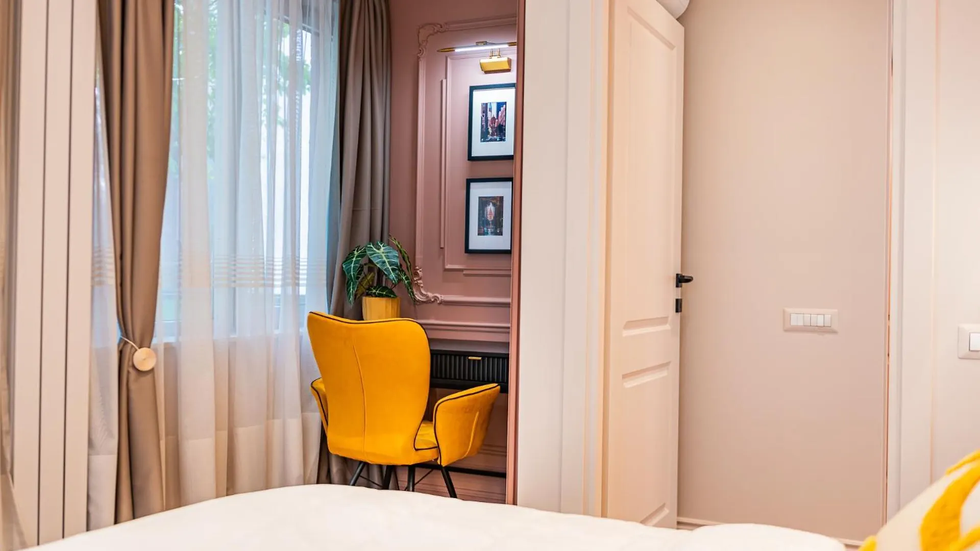 Victoriei Emerald & Pink Gems - Designer Apartments Bucharest