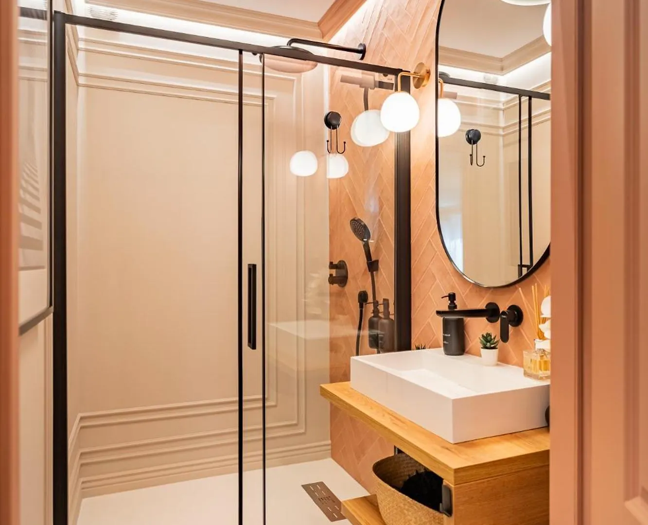 Victoriei Emerald & Pink Gems - Designer Apartments Bucharest